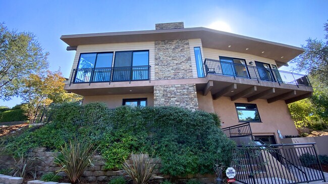 Building Photo - 1614 Pleasant Way