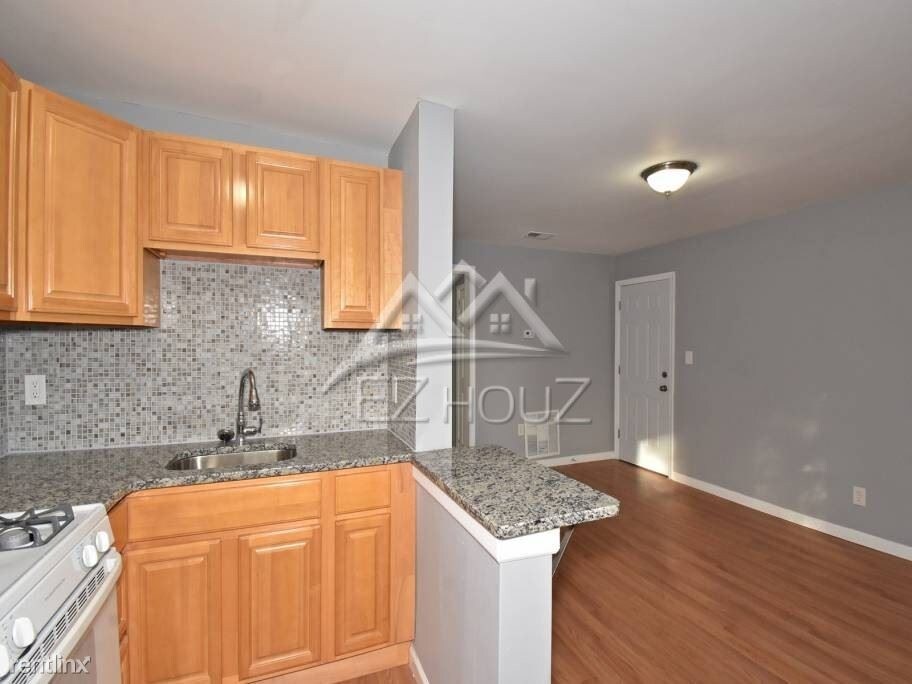 Primary Photo - 5634 Midwood Ave