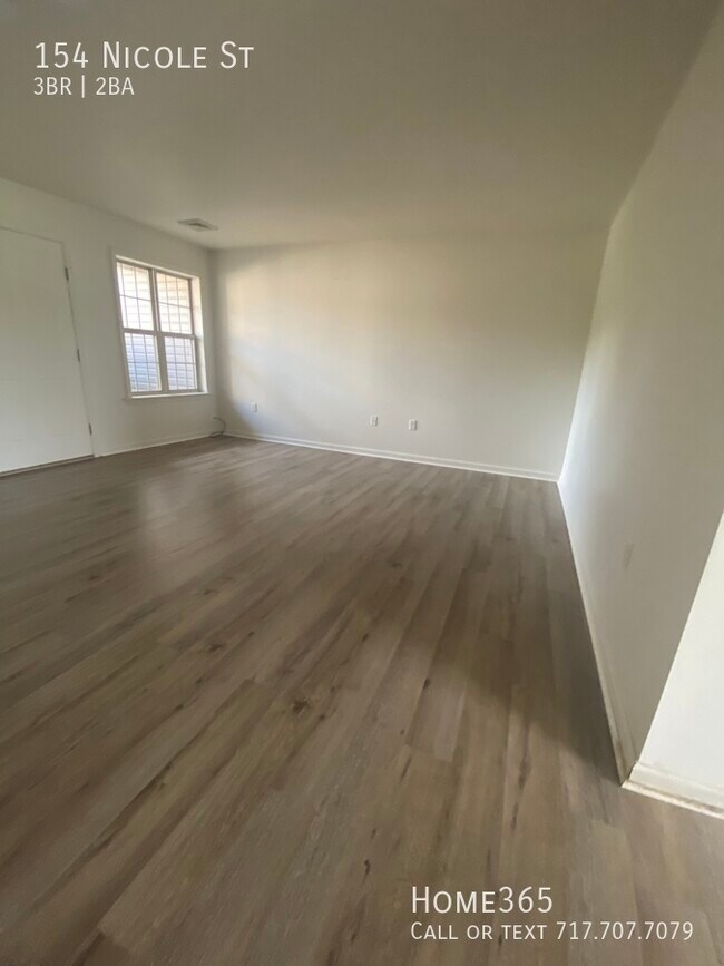 Building Photo - Three Bedroom Townhome with Garage