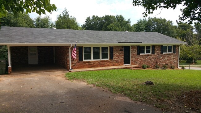 Building Photo - 119 Karen drive