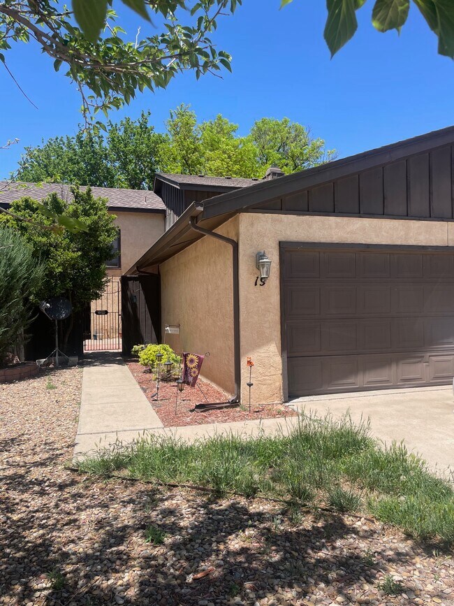 Foto del edificio - 19 Cottonwood Ln