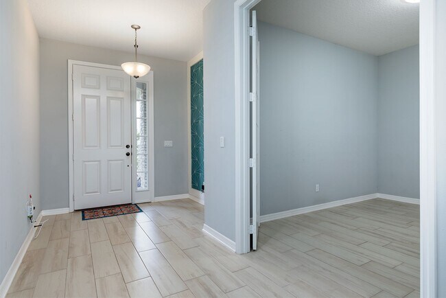 Foto del edificio - PRATICALLY BRAND NEW HOME IN GATED COMMUNITY!
