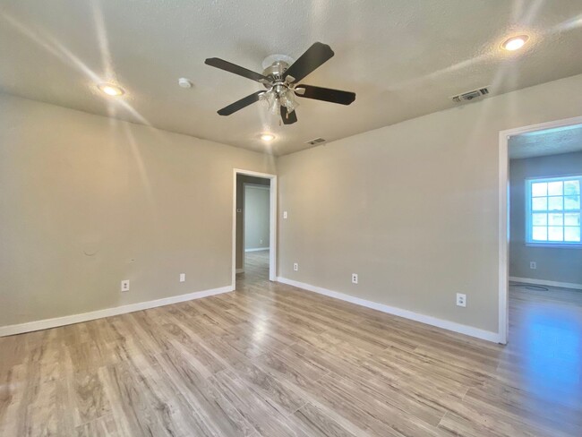 Building Photo - Newly renovated 3 bed 1 bath now available...