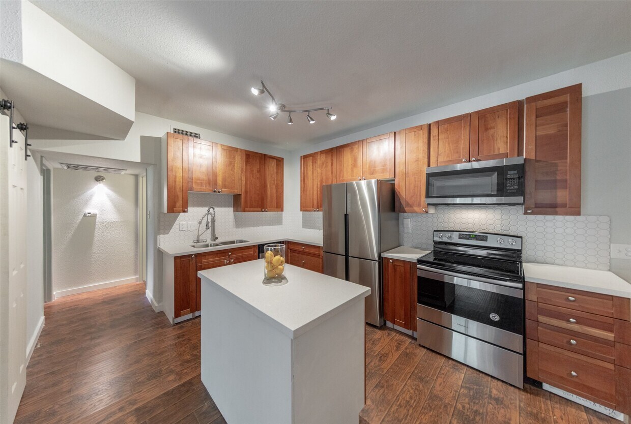 Foto principal - 10811 Richmond Ave.