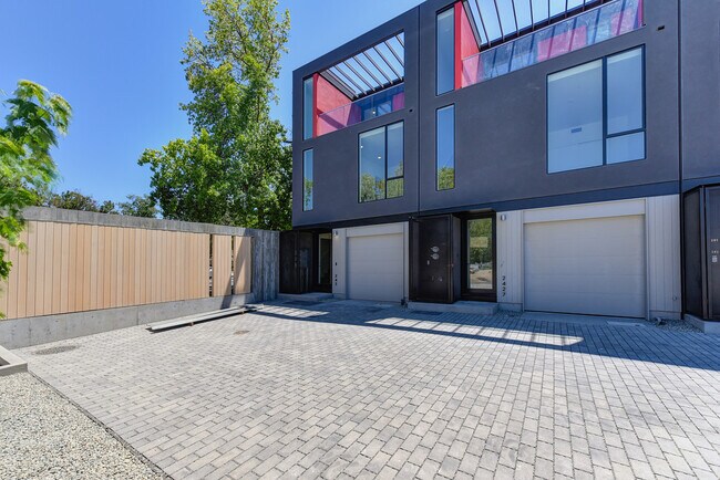 Building Photo - 2437 Binnen Ln