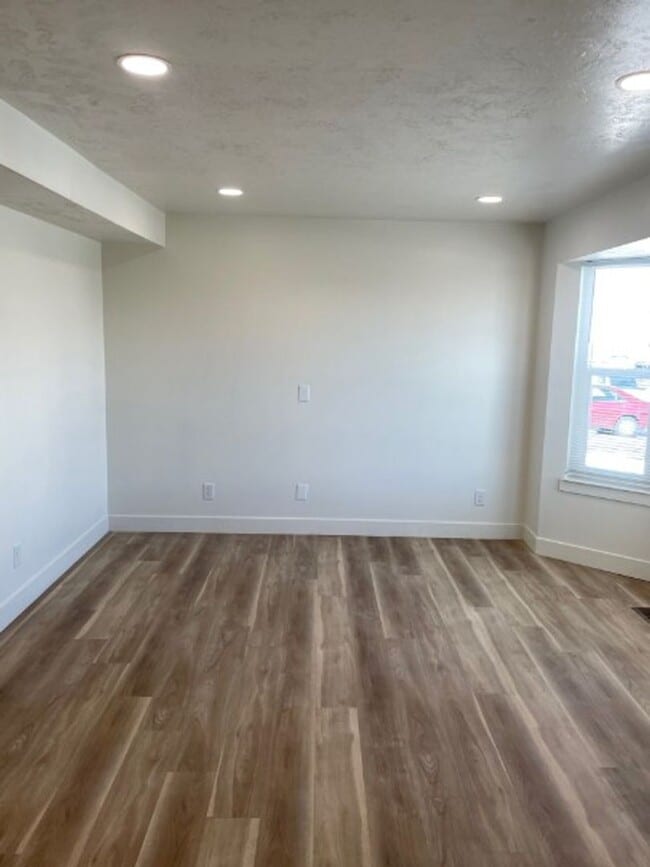 Foto del edificio - Twin Home with a 3-bedroom 1.5 Bath and Fenced Backyard