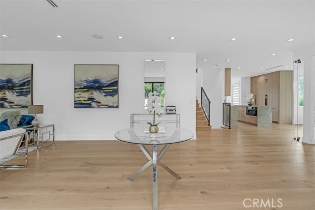 Foto del edificio - 430 W Kenneth Rd