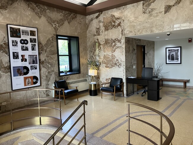 Foto del edificio - 320 E 21st St
