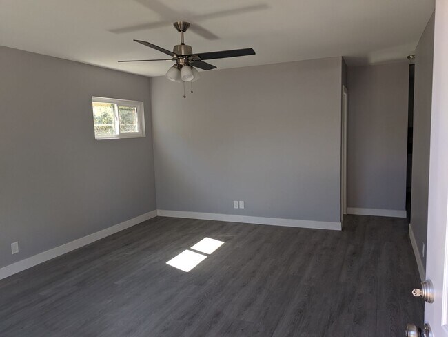 Foto del edificio - Stunning 2 Bedroom 1 Bath Home in a Private Oasis!