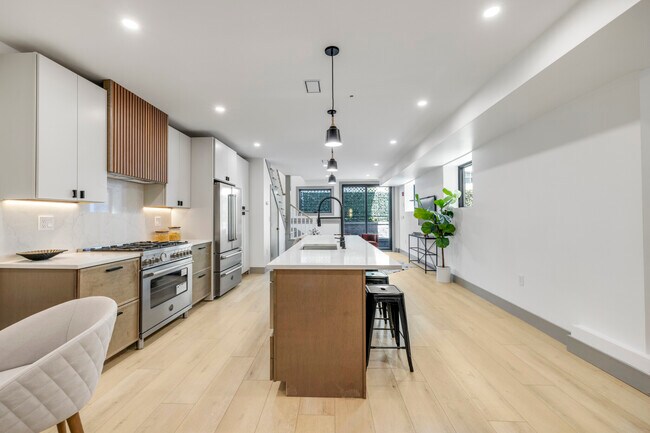 Foto del edificio - 566 E 3rd St