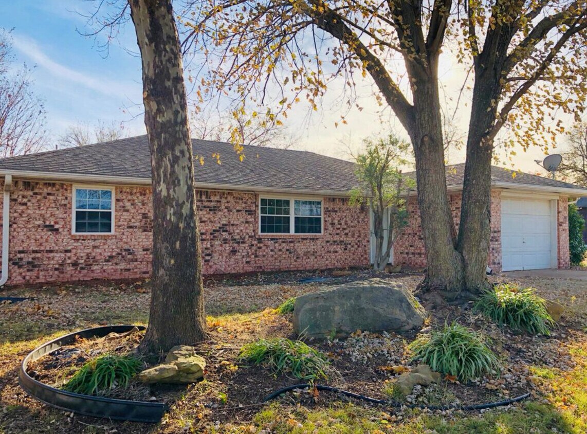 Foto principal - 1203 E Pecan St