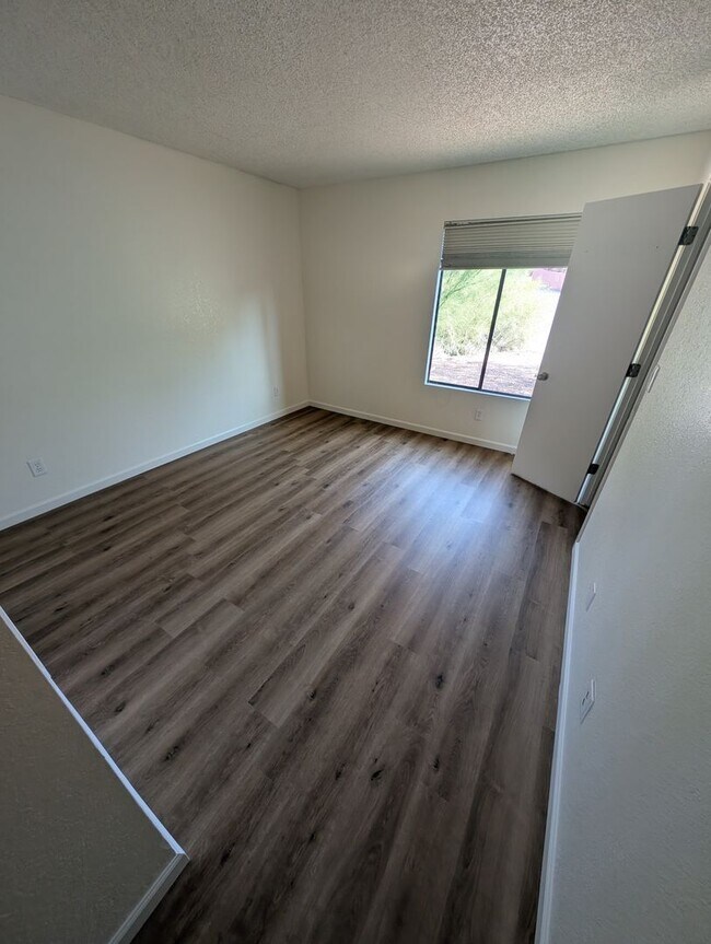 Foto del edificio - 1430 N Leawood Pl