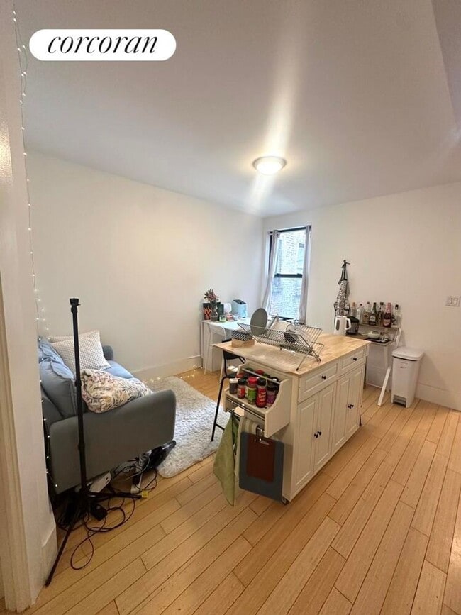 Foto del edificio - 326 W 47th St