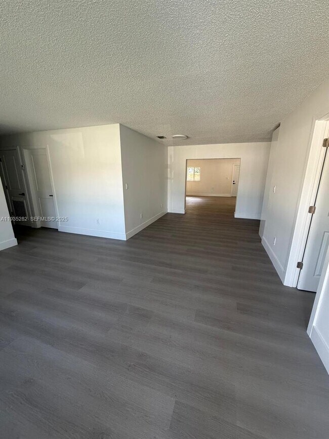 Foto del edificio - 3860 NW 208th St