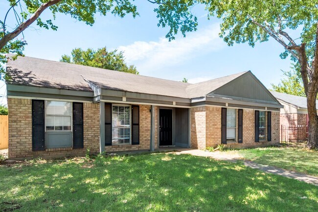 Building Photo - 1515 Pebblewood Dr