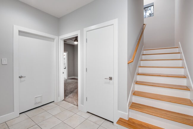Entrada en la primera planta con vista a la puerta del garaje para dos coches, dormitorio secundario y armario para abrigos. - 4202 Spencer St