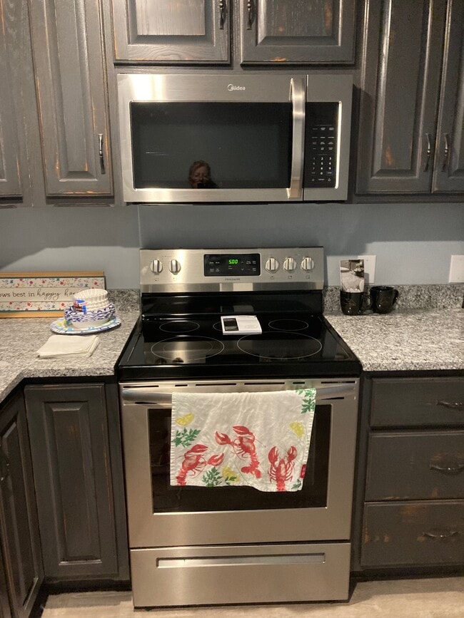 Stove - 17 Peaceful Ln