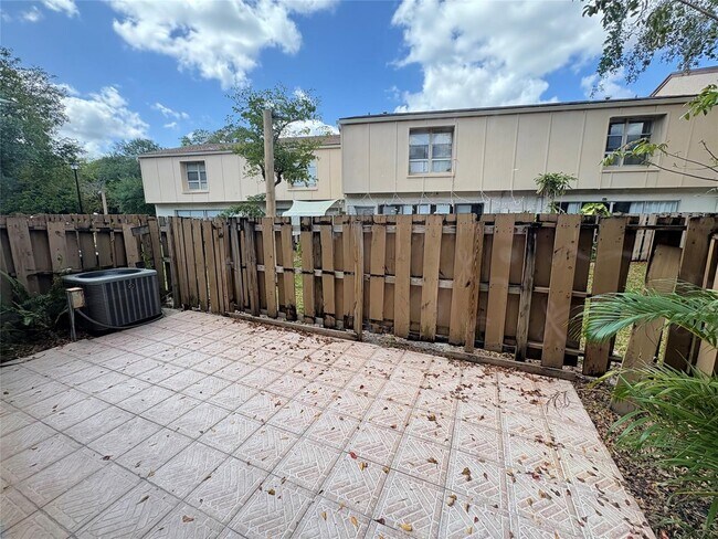 Foto del edificio - 8253 NW 8th Pl