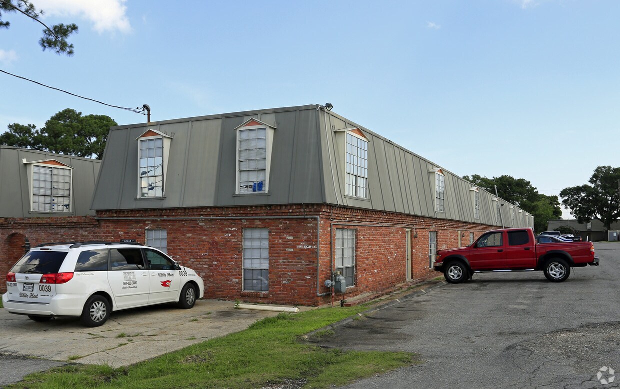 Primary Photo - Brynmar Square Apartments