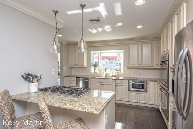 Foto del edificio - 4 br, 4 bath House - 3841 E Elm St
