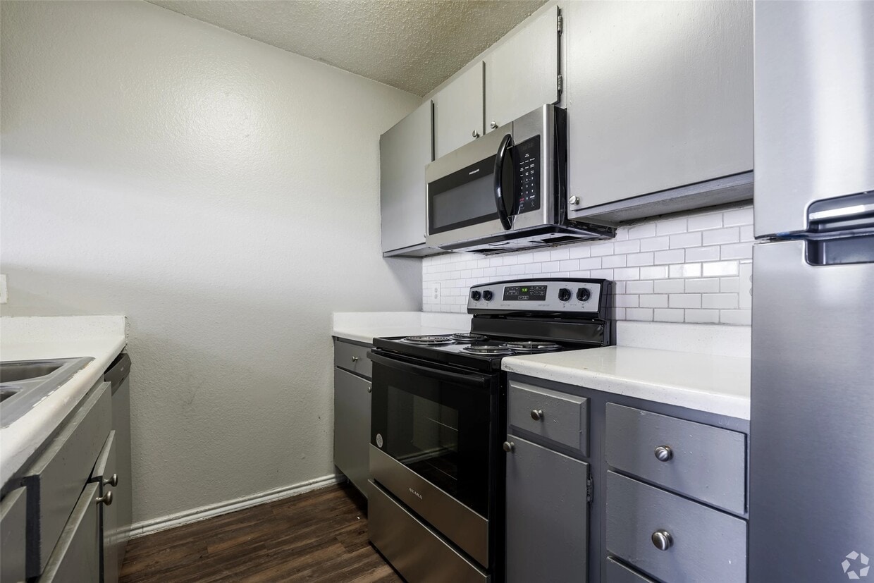 Foto principal - 7610 Cameron Rd