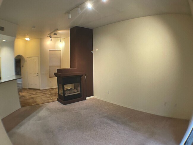 Foto del edificio - LEASE TAKEOVER_Summit park 2 bedroom condo