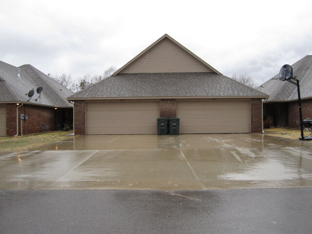Building Photo - 425 Sterling Pointe Way