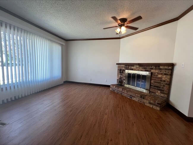 Building Photo - 3 bedroom duplex in Clive