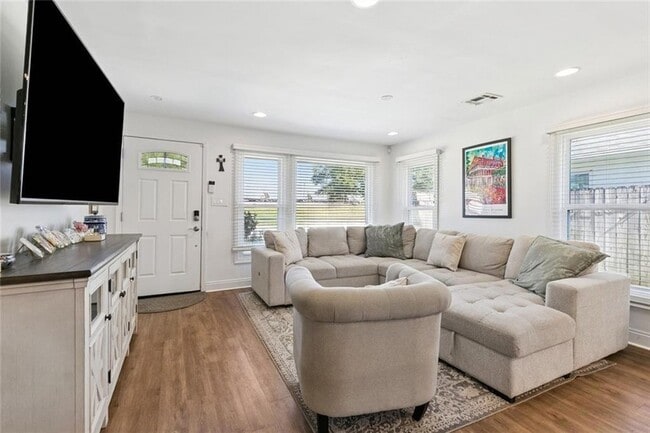 Building Photo - 940 Florida Blvd