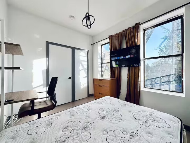 Building Photo - Furnished room/NOT APARTMENT