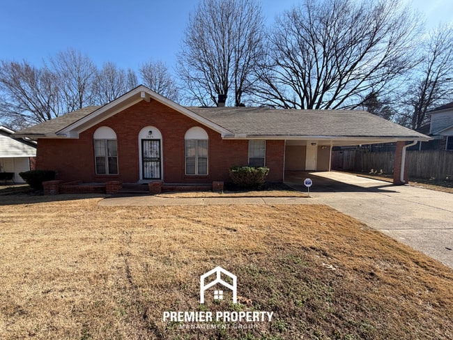 Spacious 3BR/2BA Home w/ Brick Fireplace, Deck & Fenced Yard - Spacious 3BR/2BA Home w/ Brick Fireplace, Deck & Fenced Yard