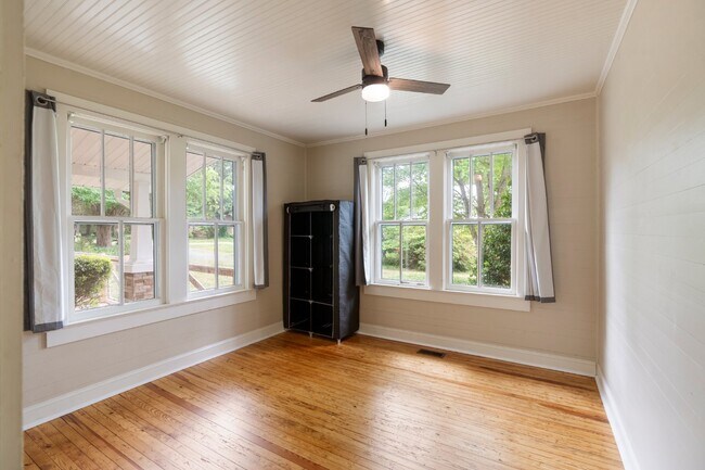 Foto del edificio - Siler City Charmer! Fenced in yard and mov...