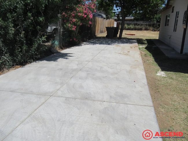 Building Photo - Cozy 1BR/1BA in Bakersfield – 624 Sq Ft, Washer/Dryer Hookups, Small Pets Welcome!