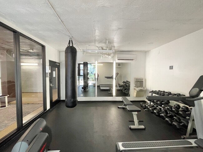Foto del edificio - 6134 N Kenmore Ave
