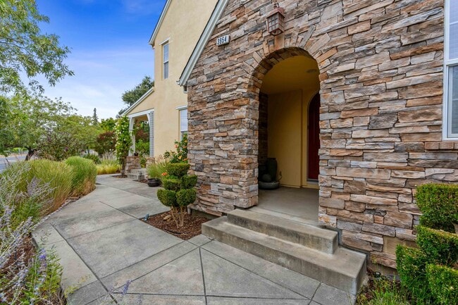 Foto del edificio - Spacious 3 Bedroom, 3 Bathroom Home with P...