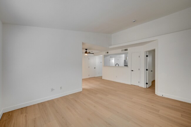 Foto del edificio - 2300 E Silverado Ranch Blvd