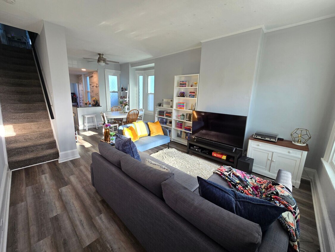 Foto principal - Beautiful, bright, modern 2 bedroom 1 bath...