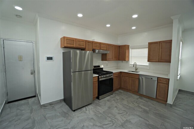 Foto del edificio - 116-07 Metropolitan Ave