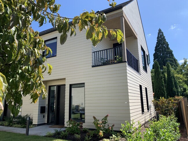 Building Photo - Atkinson Commons- Unit 6