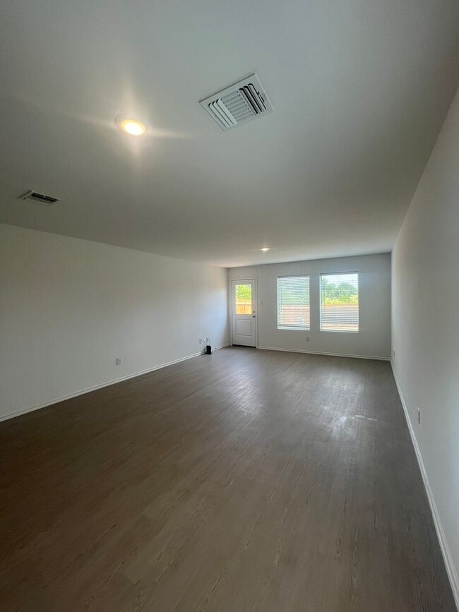 Building Photo - REDUCED RENT!!! Available Now! Flexible Lease Term 6 to 18 Month Offer!!