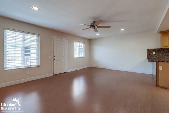 Foto del edificio - Stylish Upper-Level 2Bdm 1Ba Condo in Gate...