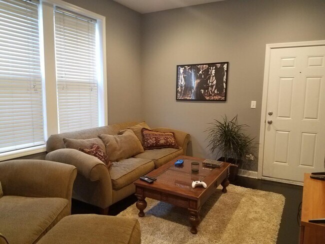 Foto del edificio - 2107 N Western Ave