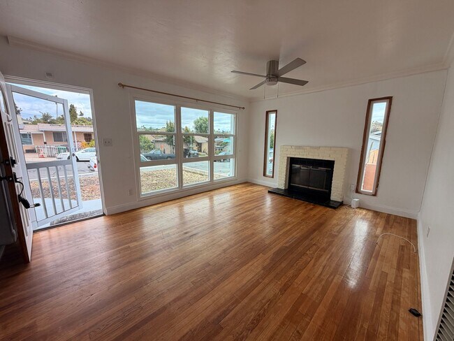 Foto del edificio - Bright and charming 2 Bedroom / 1 Bathroom home with tons of natural light and plenty of outdoor ...