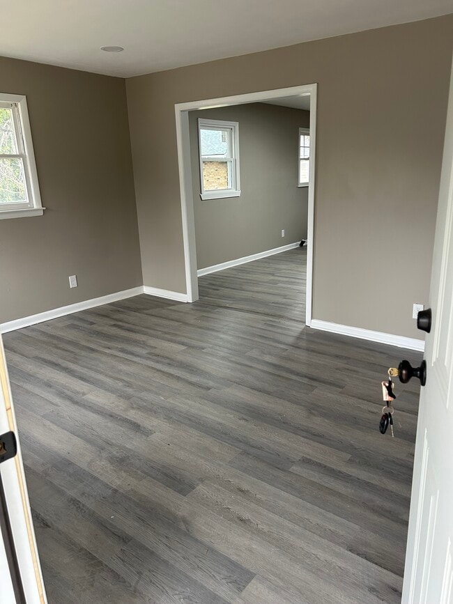 Living Room - 943 Parks Ave