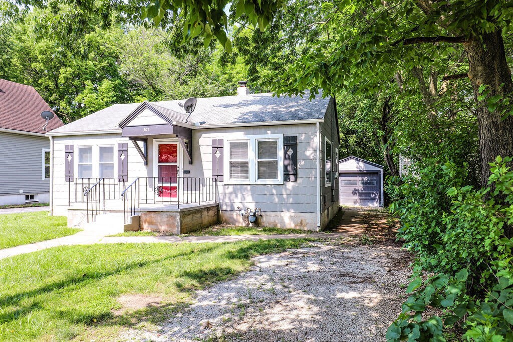 Primary Photo - Very CHARMING 2 bed 1 bath HOME DOWNTOWN S...