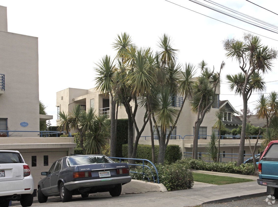 Building Photo - 110-112 Pine Pl
