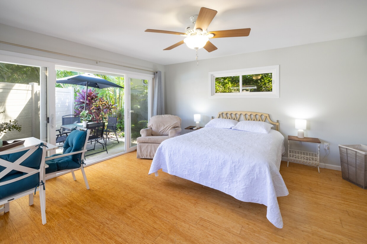 Queen size Bed, recliner - 811 N Kalaheo Ave