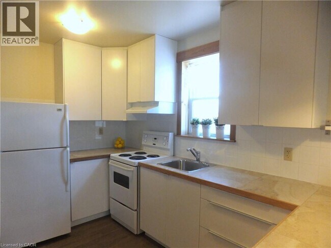 Building Photo - 194 Breithaupt St