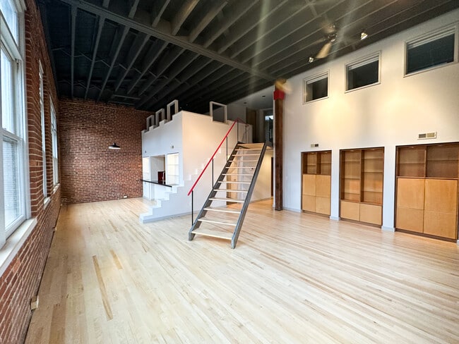 Building Photo - 313 W Martin St