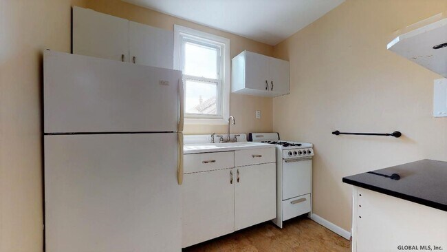 Building Photo - 28 Cortland Pl
